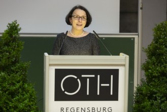 (1) Bürgermeisterin Gertrud Maltz-Schwarzfischer betont die Wichtigkeit von Sensorik-Experten für den Standort. © OTH Regensburg, Florian Hammerich.jpg